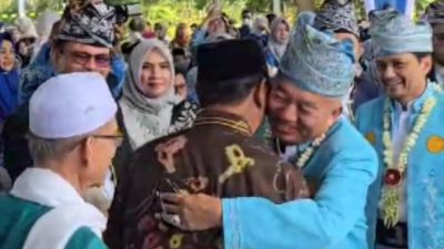 Paman Birin Hadir di Puncak Peringatan Harjad Kalsel ke-75, Gubernur H. Muhidin Beri Pelukan Hangat