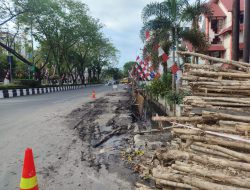 Proyek Trotoar di Jalan Lambung Mangkurat Banjarmasin Bahayakan Pengguna Jalan