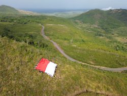 Universitas Lambung Mangkurat Kibarkan Bendera Merah Putih Raksasa di Puncak Bukit Tahura