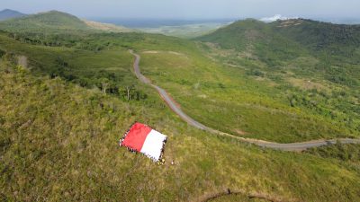 Universitas Lambung Mangkurat Kibarkan Bendera Merah Putih Raksasa di Puncak Bukit Tahura