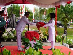 Wabup Balangan Tutup Rangkaian HUT ke-80 RI dengan Upacara Penurunan Bendera