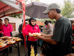 Ketua Bhayangkari Bersama Polwan Polresta Banjarmasin, Beri Makanan dan Layanan Kesehatan Gratis untuk Warga