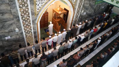 Polda Kalsel Gelar Salat Ghaib Untuk Driver Ojol Yang Wafat Saat Aksi Unjuk Rasa dan Doa Bersama Kondusif Banua Terjaga