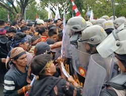 Ratusan Demonstran Geruduk Kantor Gubernur Kalsel Tolak Taman Nasional Meratus
