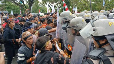 Ratusan Demonstran Geruduk Kantor Gubernur Kalsel Tolak Taman Nasional Meratus