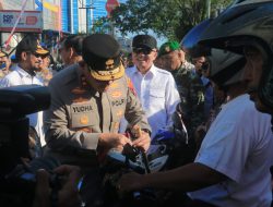 Bangkitkan Nilai Nasionalisme, Kapolda dan Gubernur Kalsel Bagikan Ribuan Bendera Merah Putih