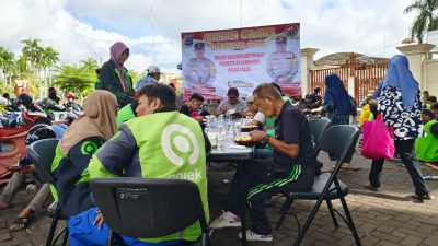Polsek Banteng Makan Gratis Bersama Ratusan Ojol dan Penyapu Jalan