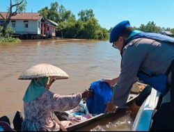 Sat Polairud Polresta Banjarmasin Tebar Kebaikan di Sungai Lewat Program Jumat Berkah