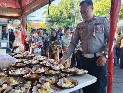 Polsek Banjarmasin Tengah Bagikan Ratusan Porsi Makanan Gratis di Masjid Sabilal Muhtadin