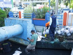 Meriahkan Harjad ke-499 Kota Banjarmasin, Pegawai PAM Bandarmasih Antusias Bersihkan Sungai
