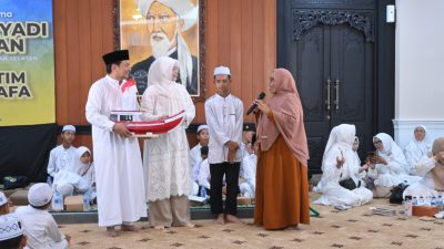 Wagub Kalsel Terharu Terima Hadiah Kapal Kayu dari Anak Yatim