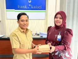 Momen Maulid, Bank Kalsel KC Paringin Bagikan Nasi Kotak untuk Nasabah