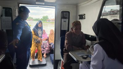 Poliklinik Terapung Polairud Layani Warga Basirih, Puluhan Masyarakat Dapat Pengobatan Gratis