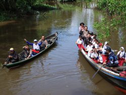 Polantas Susuri Sungai Demi Edukasi Lalu Lintas ke SDN 10 Basirih