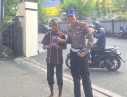 Satlantas Banjarmasin Edukasi Pengendara, Bagikan Brosur Tertib Lalu Lintas