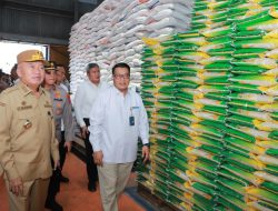 Ada Laporan Beras Tidak Layak Konsumsi, Gubernur H. Muhidin dan Kapolda Kalsel Cek Gudang Bulog
