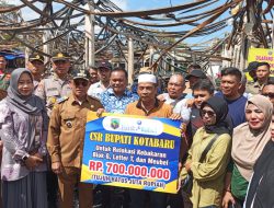 Bupati Serahkan Bantuan Pasca Kebakaran Pasar Kemakmuran