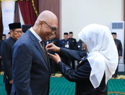 Ketua Umum PWI Pusat Akhmad Munir Terima Lencana Kehormatan “Jer Basuki Mawa Beya” dari Gubernur Jatim