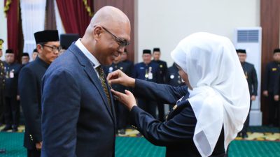 Ketua Umum PWI Pusat Akhmad Munir Terima Lencana Kehormatan “Jer Basuki Mawa Beya” dari Gubernur Jatim