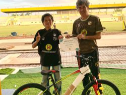 Rizky “Tomket”, Suporter setia yang selalu Bersepeda ke Stadion Terima Hadiah dari Manajemen Barito Putera