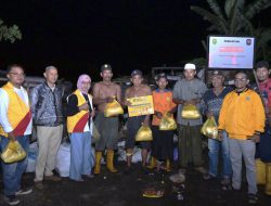 Sebarkan Bantuan Sembako Gratis, Bidang MPO Golkar Kalsel Sasar Pengangkut Sampah dan Penyapu Jalanan
