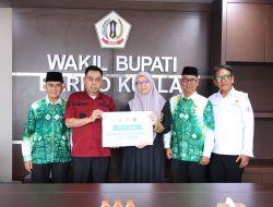 Wabup Batola Herman Susilo Serahkan Dua Beasiswa Luar Negeri