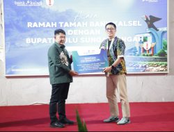 Bank Kalsel Bantu Gerobak dan Tenda untuk Pedagang di Kawasan Lapangan Dwiwarna Barabai