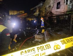 Kebakaran di Belakang KFC Ahmad Yani KM 4, Tiga Rumah Warga Hangus Terbakar