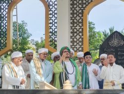 Hasnuryadi Dampingi Habib Muammad dari Yaman Ziarah ke Makam H Abdusamad Sulaiman bin H Basirun