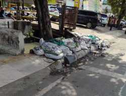 Tumpukan Lumpur di Trotoar Rugikan Pengguna Jalan, PUPR Banjarmasin Minta Maaf