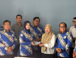 Jelang Pelantikan, IKA Unair Kalsel Tebar Manfaat Membagikan 500 Voucher Sembako Murah kepada Warga