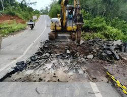 Dinas PUPR Kalsel Perbaiki Dua Titik Kerusakan di Penurunan Oprit Jembatan Jalan Banjarbaru – Batulicin