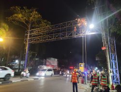 Sudah Dijatuhkan SP3, Baliho Bando di Sutoyo S dan Reklame Billboard di Hasan Basri Dibongkar Satpol PP