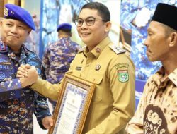 Bupati Andi Rudi Latif Raih Penghargaan HUT ke-75 Polairud atas Dukungan Penguatan Keamanan Perairan Tanah Bumbu