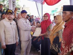 Menteri Nusron Serahkan 546 Sertipikat Hasil Konsolidasi Tanah di Jawa Tengah