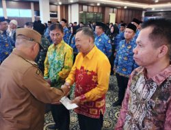 Bupati Muhammad Rusli Sematkan Satyalancana Karya Satya untuk ASN dan Tali Asih Purna Bakti