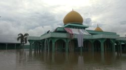 Rumahnya Terendam Banjir, Warga Pekauman Dałam Ada yang Sampai Tidur di Atap Masjid