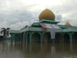 Rumahnya Terendam Banjir, Warga Pekauman Dałam Ada yang Sampai Tidur di Atap Masjid