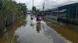 Tak Kunjung Surut, Warga Komplek A Yani 2 Keluhkan Genangan Air Berbau Menyengat