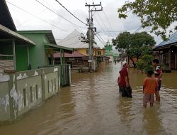 Warga Desa Pekauman dan Dałam Pagar Ulu Bertahan dari Banjir yang Rendam Pemukiman Mereka