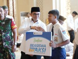 Bupati Tanah Bumbu Salurkan Beasiswa BerAKSI untuk Ribuan Pelajar dan Santri