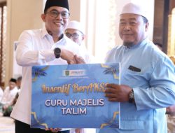 Apresiasi atas Dedikasi Mendidik Umat, Bupati Andi Rudi Latif Salurkan Insentif untuk Guru Ngaji, dan Guru Majelis Taklim