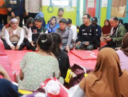 Menteri Sosial didampingi Sekdaprov Sampaikan Uraian Bantuan Yang Bakal Diterima Korban Banjir Kalsel