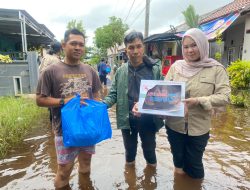 Klikkalsel.com Salurkan Bantuan untuk Korban Banjir di Desa Keramat Sungai Tabuk