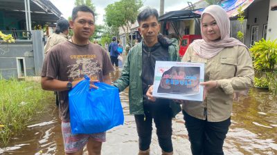Klikkalsel.com Salurkan Bantuan untuk Korban Banjir di Desa Keramat Sungai Tabuk
