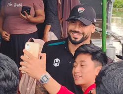 Pemain Barito Putera Turun Langsung Bantu dan Hibur Warga Terdampak Banjir di Desa Gudang Tengah