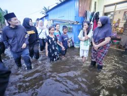 Terobos Banjir 3 Kilometer, Wagub Kalsel Jalan Kaki Antar Bantuan ke Warga Sungai Madang