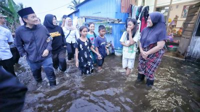 Terobos Banjir 3 Kilometer, Wagub Kalsel Jalan Kaki Antar Bantuan ke Warga Sungai Madang