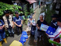 Hasnur Group dan Yayasan Hasnur Centre Bagikan Paket Bantuan untuk Warga Terdampak Banjir di Kabupaten Banjar