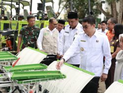 Bupati Andi Rudi Latif Distribusikan Alsintan dan Ikuti Pengumuman Swasembada Pangan secara virtual